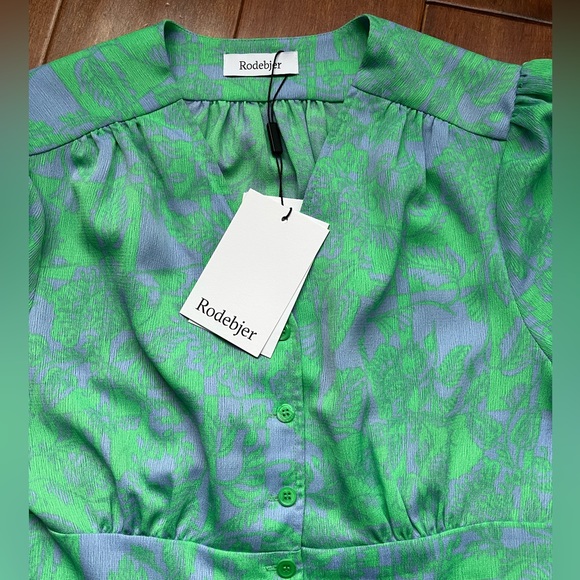 RODEBJER Short Sleeve Floral Print Top - Picture 7 of 11